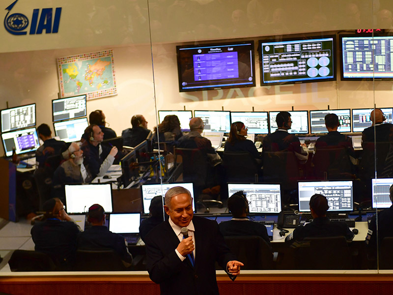 PM Netanyahu in the Israel Aerospace Industries control room during the launching of Beresheet.